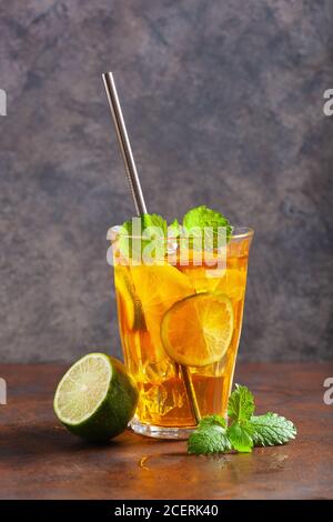 Eis Tee mit Zitrone und Minze Stockfoto