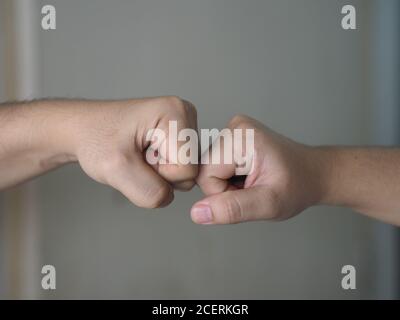 Two Woman Alternative Handshakes Fist Collision Bump Gruß in der Situation einer Epidemie covid 19, Coronavirus Stockfoto