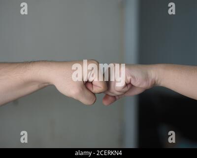 Two Woman Alternative Handshakes Fist Collision Bump Gruß in der Situation einer Epidemie covid 19, Coronavirus Stockfoto