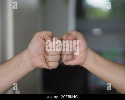 Two Woman Alternative Handshakes Fist Collision Bump Gruß in der Situation einer Epidemie covid 19, Coronavirus Stockfoto