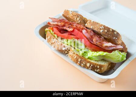 Ein BLT ist eine Art Sandwich, benannt nach den Initialen seiner Hauptzutaten, Speck, Salat und Tomaten Stockfoto