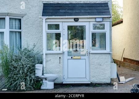 Toilette und Toilette vor dem Haus Stockfoto