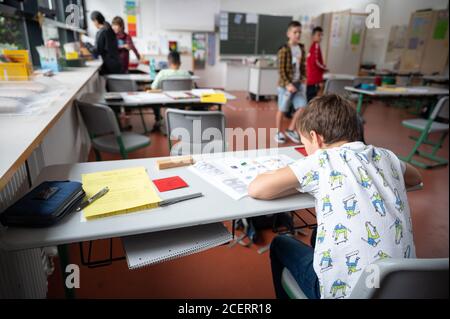 Hemmingen, Deutschland. August 2020. Die Schüler sitzen und stehen in einem Klassenzimmer in einer Grundschule. Quelle: Sebastian Gollnow/dpa/Alamy Live News Stockfoto