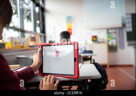 Hemmingen, Deutschland. August 2020. Ein Schüler arbeitet in einer Grundschule an einem Tablet. Quelle: Sebastian Gollnow/dpa/Alamy Live News Stockfoto