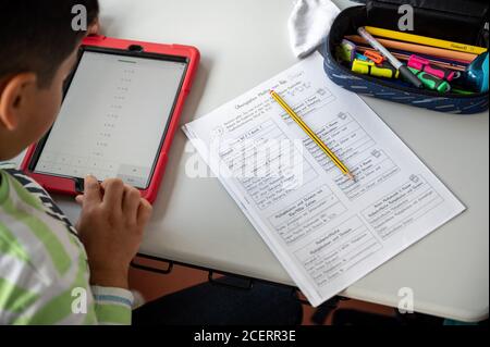 Hemmingen, Deutschland. August 2020. Ein Schüler arbeitet in einer Grundschule an einem Tablet. Quelle: Sebastian Gollnow/dpa/Alamy Live News Stockfoto