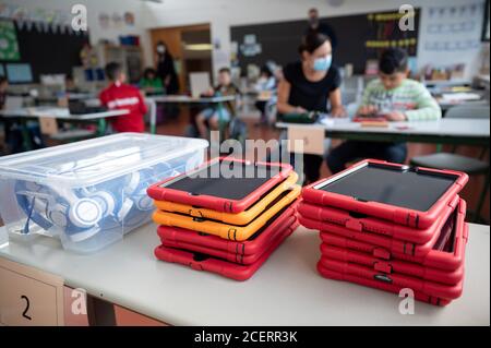 Hemmingen, Deutschland. August 2020. Tablets werden in einer Grundschule vor einer Klasse platziert. Quelle: Sebastian Gollnow/dpa/Alamy Live News Stockfoto