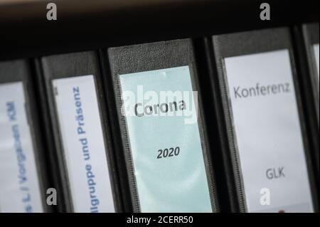 Hemmingen, Deutschland. August 2020. Ordner mit der Aufschrift "Corona: Notfallgruppen und Präsenz" und "Corona 2020" befinden sich in einer Grundschule im Schulbüro. Quelle: Sebastian Gollnow/dpa/Alamy Live News Stockfoto