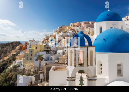 Wunderschöne Aussicht auf die blauen Kuppeln der griechischen Kirche auf Santorini, Griechenland Stockfoto