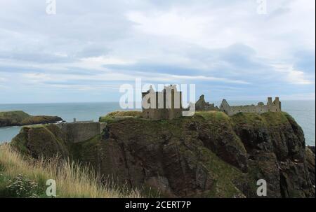 Schöne schottische Klippe mit Dunnottar Castle auf der Spitze. Stockfoto