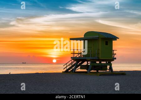 Rettungsschwimmer Turm bei Sonnenaufgang in South Miami Beach, Florida. Stockfoto