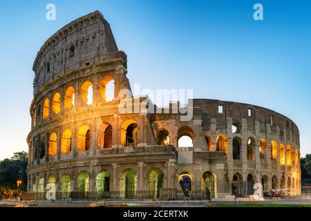 Berühmte Kolosseum bei Sonnenaufgang in Rom, Italien, Stockfoto