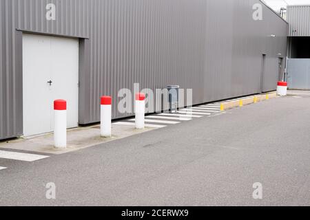 Weißer Notausgang aus einem grauen Lagerhaus Stockfoto