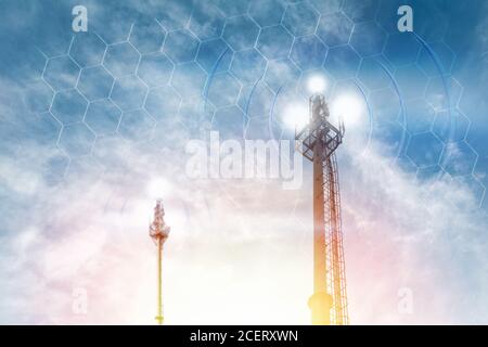 Telekomantenne gegen den klaren blauen Himmel mit dem Bild des Netzes. Speicherplatz kopieren. Das Konzept von Kommunikation, Technologie und Telekommunikation Stockfoto