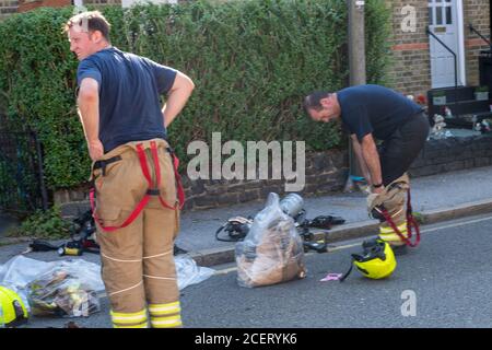 Brentwood Essex 2. September 2020 Essex Feuer- und Rettungsgerät Besuchen Sie ein Hausbrand in Brentwood Essex Kredit: Ian Davidson/Alamy Live News Stockfoto