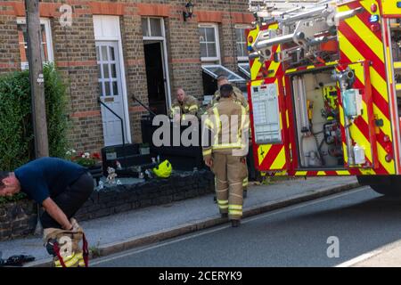 Brentwood Essex 2. September 2020 Essex Feuer- und Rettungsgerät Besuchen Sie ein Hausbrand in Brentwood Essex Kredit: Ian Davidson/Alamy Live News Stockfoto