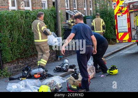 Brentwood Essex 2. September 2020 Essex Feuer- und Rettungsgerät Besuchen Sie ein Hausbrand in Brentwood Essex Kredit: Ian Davidson/Alamy Live News Stockfoto