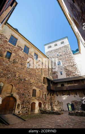 Innenhof des mittelalterlichen und historischen Turku-Schlosses in Turku, Finnland an einem sonnigen Tag im Sommer. Stockfoto