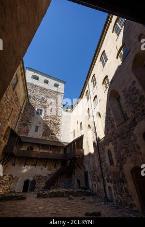 Innenhof des mittelalterlichen und historischen Turku-Schlosses in Turku, Finnland an einem sonnigen Tag im Sommer. Stockfoto