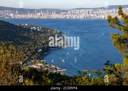 Blick auf Aya Nikola Strand von der Spitze der Buyukada und Istanbul Strände im Hintergrund. Buyukada ist die größte der neun sogenannten Prinzeninseln Stockfoto