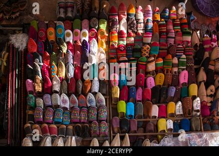 Leder-Pantoffeln, marokkanische rückenlose Leder Hausschuhe zum Verkauf in der Souk in der Medina, Marrakesch Stockfoto