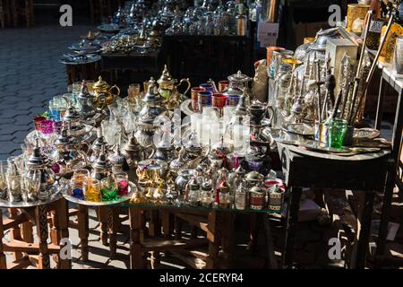Verkaufsstand für traditionelle Teesets, Lampen und andere Artefakte im Souk in der Medina, Marrakesch Stockfoto