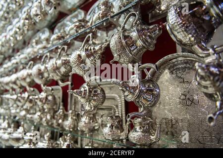 Close up Regale mit traditionellen Teekannen zum Verkauf in einem Geschäft im Souk in der Medina, Marrakesch Stockfoto