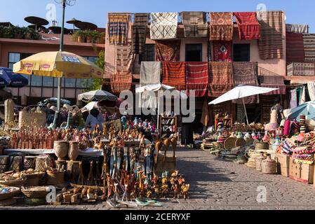 Teppichgeschäft und Marktstände im Souk in der Medina, der alten Stadtmauer, Marrakesch. Stockfoto