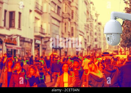 CCTV und sicher. Menschenmassen, die die Straße hinunter laufen. Filter der Wärmebildkamera. Konzept moderner Videoüberwachungstechnologien. Stockfoto