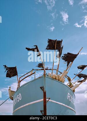 Schwarzer Kunststoff Müllbeutel selbst gemacht Angeln Marker schwimmt / Bojen auf einem Fischerboot in Hastings in Sussex England GB Stockfoto