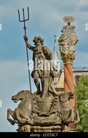 Neptunbrunnen und Dreifaltigkeitssäule auf dem Rynek (Marktplatz) in Świdnica, Niederschlesien, Polen Stockfoto