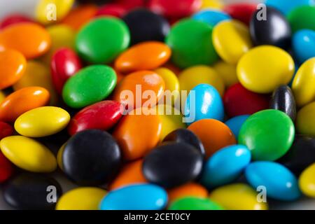 Regenbogenfarbene Bonbons, mehrfarbige Nahaufnahme, Textur, Hintergrund. Stockfoto