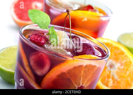 Eis-erfrischender Sommerdrink mit vielen verschiedenen Früchten Stockfoto