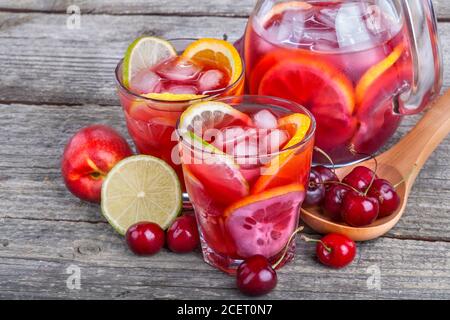 Eis-erfrischender Sommerdrink mit vielen verschiedenen Früchten Stockfoto