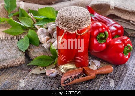 Hausgemachte Paprikakonserven auf alten rustikalen Tisch Stockfoto