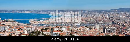 Panoramablick auf den Vieux Port mit dem Rathaus von Marseille, der Kirche des Accoules und anderen Sehenswürdigkeiten. Stockfoto