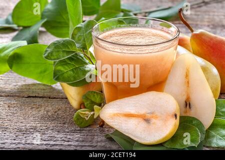 Frisch gepresster Saft aus Bio- und gesunden Birnen Stockfoto