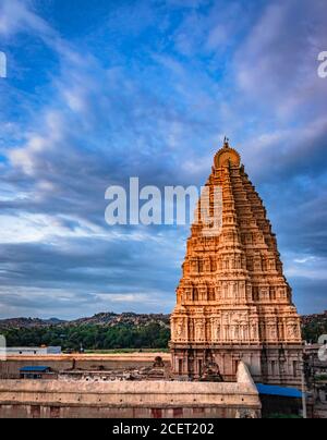 Tempeleingang mit hellem dramatischen Himmel Hintergrund am Abend Aufnahme ist in hampi karnataka indien genommen. Es zeigt die beeindruckende Architektur in ha Stockfoto