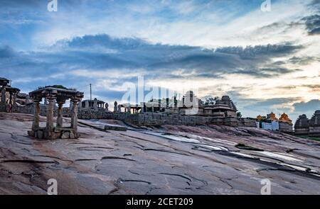 hampi Ruinen antike Steinkunst mit erstaunlichen dramatischen Himmel Bild ist in hampi karnataka indien aufgenommen. Es zeigt die beeindruckende Architektur in hampi. Stockfoto