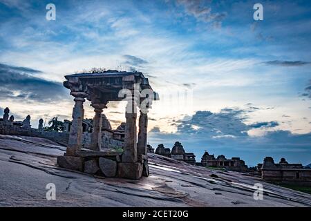 hampi Ruinen antike Steinkunst mit erstaunlichen dramatischen Himmel Bild ist in hampi karnataka indien aufgenommen. Es zeigt die beeindruckende Architektur in hampi. Stockfoto