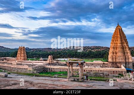 shree virupaksha Tempel mit hellen dramatischen Himmel Hintergrund am Abend erschossen wird in hampi karnataka indien genommen. Es zeigt die beeindruckende Architektur Stockfoto