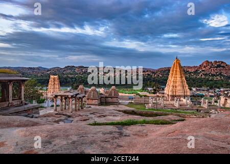 shree virupaksha Tempel mit hellen dramatischen Himmel Hintergrund am Abend erschossen wird in hampi karnataka indien genommen. Es zeigt die beeindruckende Architektur Stockfoto