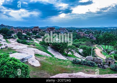 Sun Set Point hampi mit dramatischen Himmel in der Dämmerung Aufnahme ist in hampi karnataka indien aufgenommen. Es zeigt die natürliche Schönheit von hampi in der Dämmerung. Stockfoto