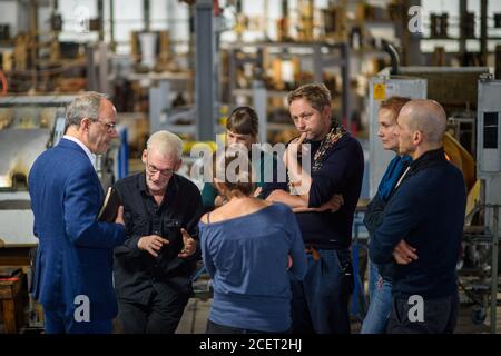 02. September 2020, Sachsen-Anhalt, Derenburg: Otto Sievers (l-r), Geschäftsführer der Glasmanufaktur, Peter Kuchinke von der 'Glass Factory' in Boda, Schweden, und technischer Berater der Künstler Julia Schleicher, Aneta Koutna, Johannes Nagel, Judith Runge und Sebastian Richter, treffen sich in der Galamanufaktur. Dort trafen sich Künstler, die am Wettbewerb "Welterbekultur trifft immaterielles Kulturerbe" teilnahmen. In den nächsten Wochen werden sie Konzepte erarbeiten, mit dem Ziel, mit dem Werkstoff "Glas" Objekte mit Bezug auf das Welterbe Sachsen zu schaffen. Stockfoto