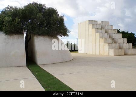 Israel, Tel Aviv, Wolfson Park, weiße Stadt Statue (1977-1988) eine Skulptur von Dani Karavan (geb. 1930). Diese Skulptur ist auch bekannt als weißes Quadrat Stockfoto