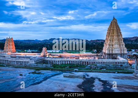 shree virupaksha Tempel mit hellen dramatischen Himmel Hintergrund am Abend erschossen wird in hampi karnataka indien genommen. Es zeigt die beeindruckende Architektur Stockfoto