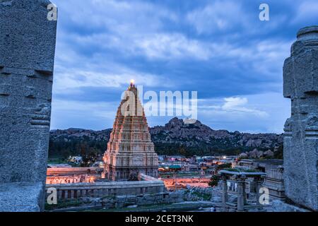 shree virupaksha Tempel mit hellen dramatischen Himmel Hintergrund am Abend erschossen wird in hampi karnataka indien genommen. Es zeigt die beeindruckende Architektur Stockfoto