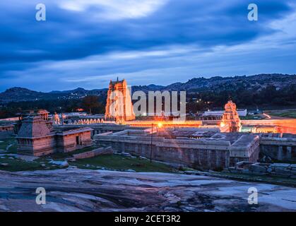 shree virupaksha Tempel mit hellen dramatischen Himmel Hintergrund am Abend erschossen wird in hampi karnataka indien genommen. Es zeigt die beeindruckende Architektur Stockfoto