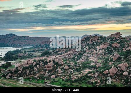 Berg Sonnenaufgang Fackeln mit dramatischen Himmel am Morgen Flachwinkel Aufnahme ist auf Matanga Hügel hampi karnataka indien genommen. Der Blick von hier ist ruhig und Stockfoto