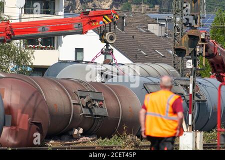 02. September 2020, Rheinland-Pfalz, Lahnstein: Bergungsmannschaften versuchen, die entgleisten Güterwagen mit Spezialkranen hochzuheben. Bis zu 150,000 Liter Kraftstoff sollen laut Bundespolizei bei der Entgleisung am Sonntagabend auf dem Bahnhof Niederlahnstein ausgelaufen sein. Die Bahn erwartet nicht, dass die Strecke bis September 14 vollständig geräumt wird. Foto: Thomas Frey/Thomas Frey Stockfoto