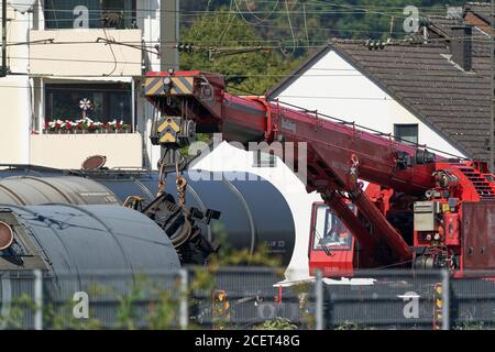 02. September 2020, Rheinland-Pfalz, Lahnstein: Bergungsmannschaften versuchen, die entgleisten Güterwagen mit Spezialkranen hochzuheben. Bis zu 150,000 Liter Kraftstoff sollen laut Bundespolizei bei der Entgleisung am Sonntagabend auf dem Bahnhof Niederlahnstein ausgelaufen sein. Die Bahn erwartet nicht, dass die Strecke bis September 14 vollständig geräumt wird. Foto: Thomas Frey/Thomas Frey Stockfoto